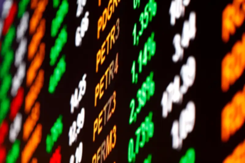 Juros sobem e estimam alta da Selic; dólar fecha em baixa