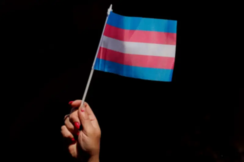 Justiça autoriza bloqueio hormonal para adolescente trans de 13 anos