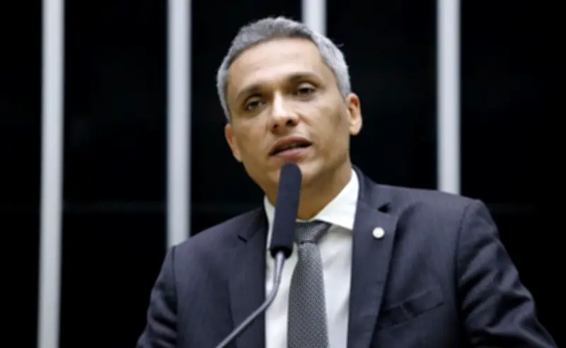 Justiça condena Gayer a indenizar PT por fake news sobre atentado