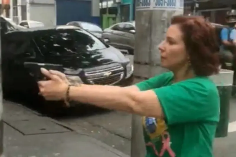 Justiça de SP manda prender jornalista perseguido por Carla Zambelli