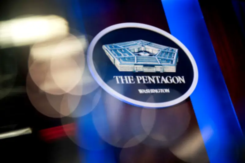 Justiça dos EUA barra exclusão de militares transgêneros do Pentágono