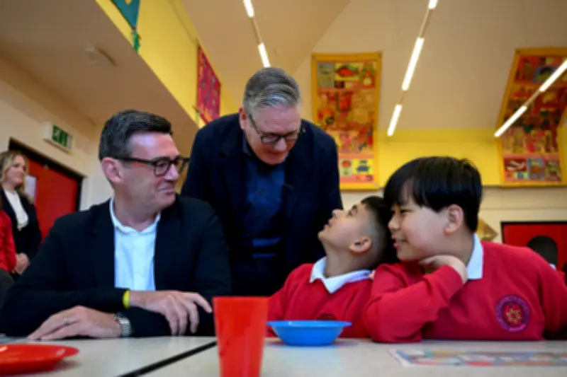 Keir Starmer resiste à pressão e não renuncia, apesar de crise no governo