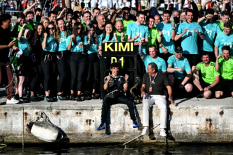 Kimi Antonelli comemora vitória em Mônaco com mergulho no mar