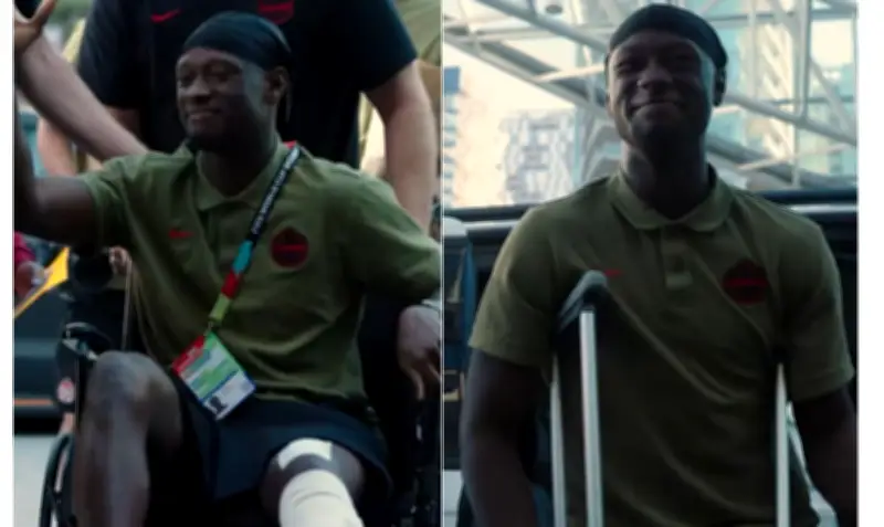 Koné, do Canadá, recebe festa dos companheiros após cirurgia