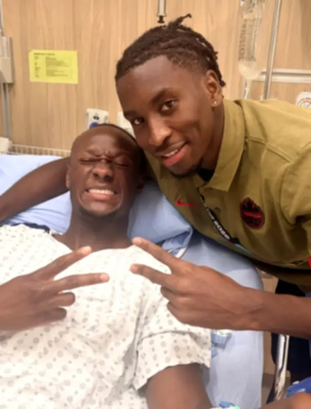 Koné recebe visita de Bombito no hospital após cirurgia