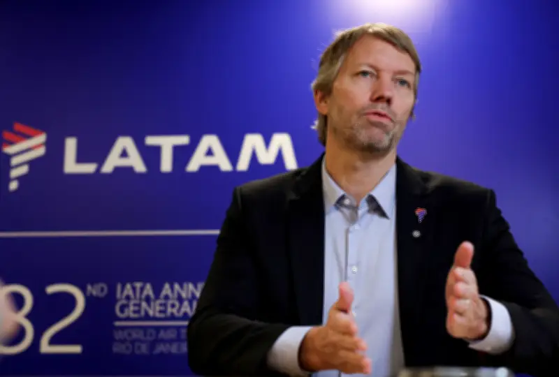 LATAM reduz capacidade no Brasil em julho devido a custos de combustível