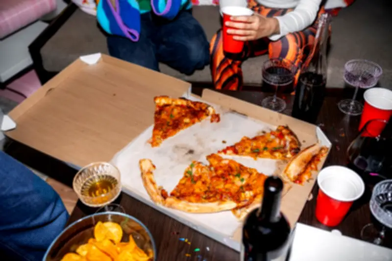 Álcool aumenta desejo por salgadinhos e pizza, revela estudo