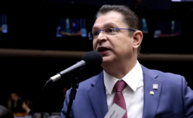 Líder do PL na Câmara aciona embaixada dos EUA após TSE mandar remover vídeo sobre PT e facções