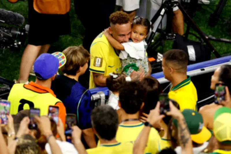 Leitura labial flagra Neymar mandando beijo para as filhas após jogo