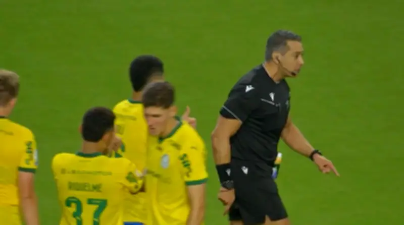 Leitura labial mostra reação do árbitro em lance polêmico de Palmeiras x Chapecoense
