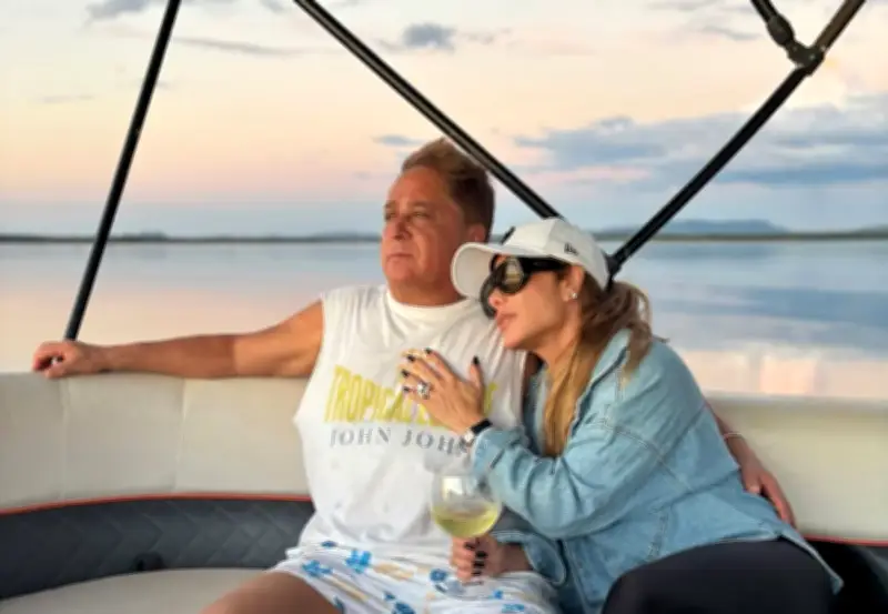 Leonardo e Poliana Rocha passeiam de barco no Rio Tocantins