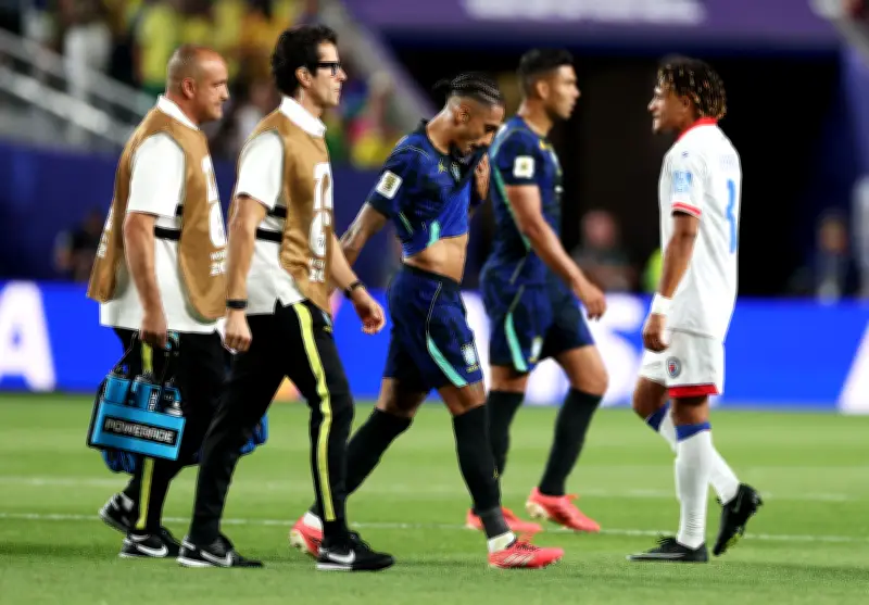 Lesão de Raphinha não é grave, mas volta depende do Brasil na Copa