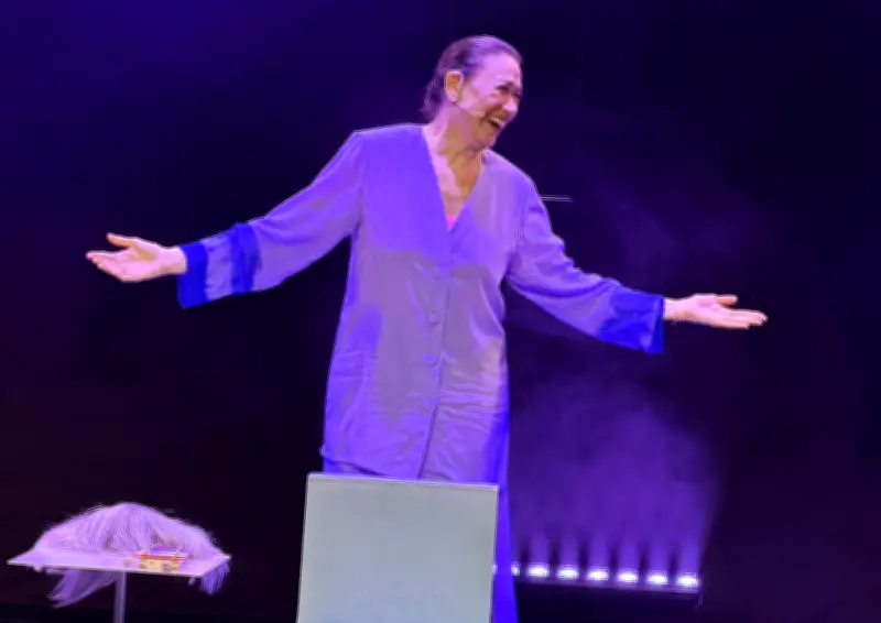 Lilia Cabral brilha em monólogo sobre Rita Lee com leveza e emoção