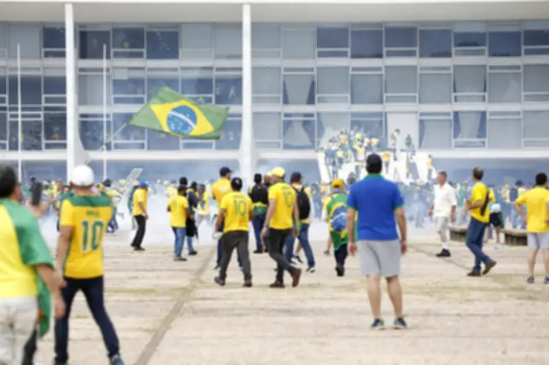 Livro detalha engrenagem não espontânea por trás dos ataques de 8 de janeiro
