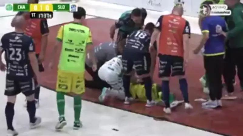 Lâmpada cai na cabeça de jogador durante partida do Catarinense de Futsal