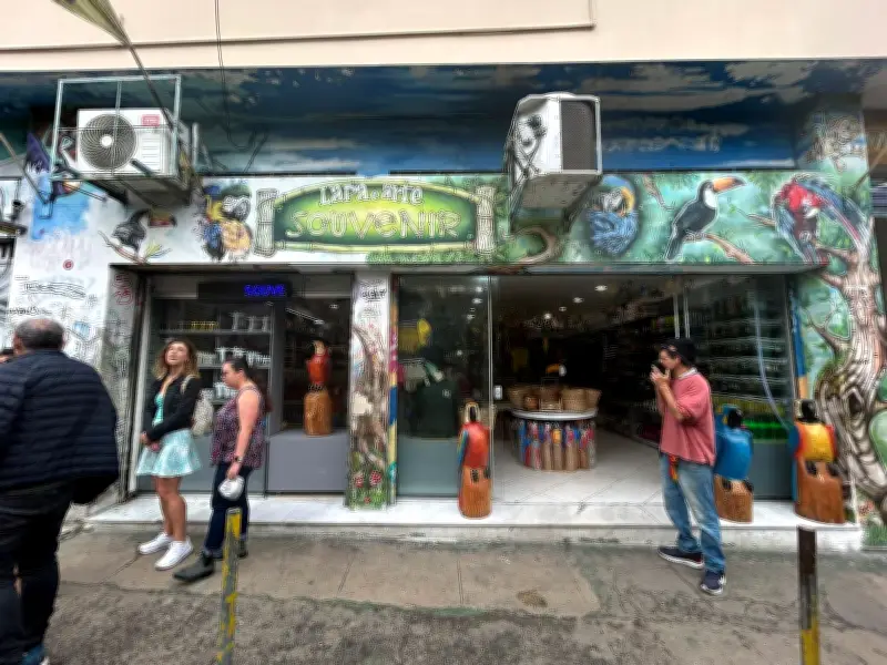 Loja de souvenirs é invadida na Lapa; criminosos levam R$ 10 mil