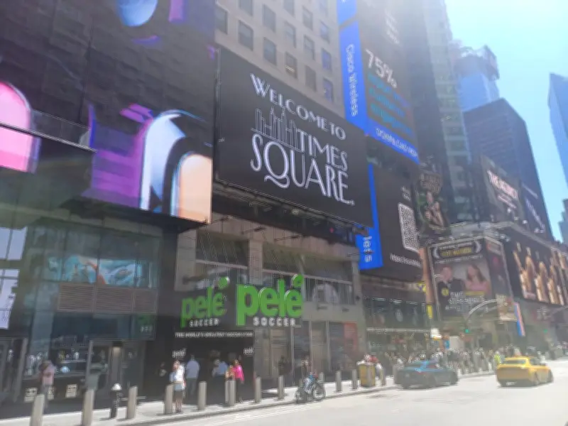 Loja Pelé na Times Square vira parada obrigatória para torcedores