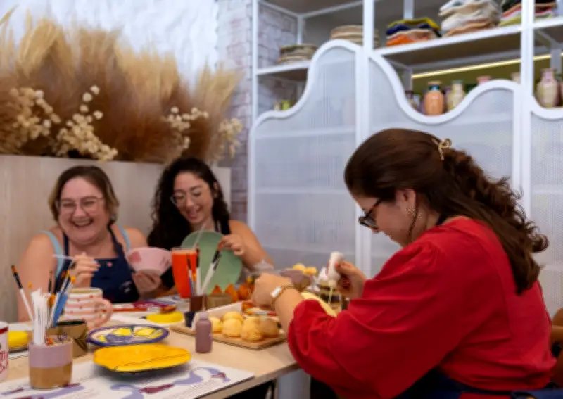 Lojas do Rio unem brunch e arte em aulas de pintura e cerâmica
