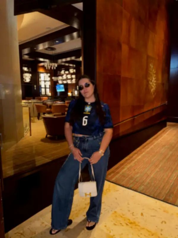 Looks das esposas de jogadores do Brasil no jogo contra o Japão na Copa