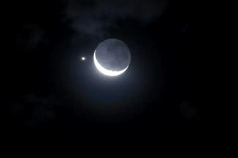 Lua e três planetas se alinham no céu; fenômeno se repete na quinta
