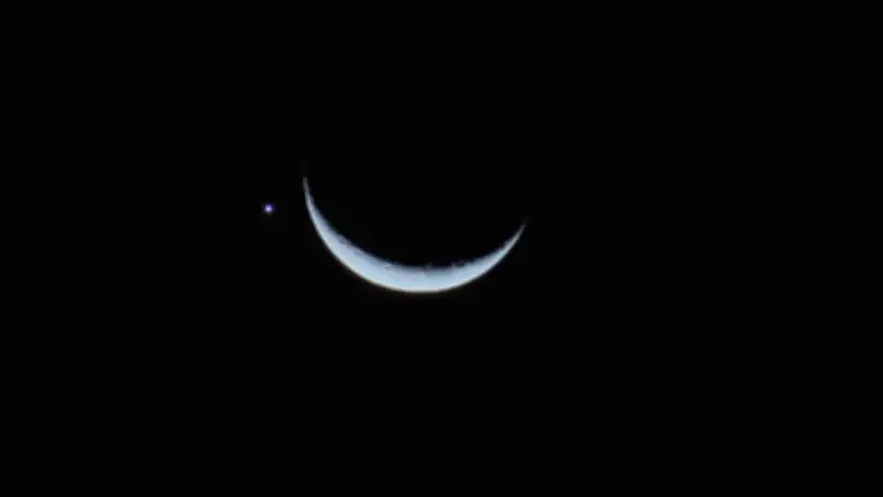 Lua e Vênus se encontram em raro espetáculo no céu do DF