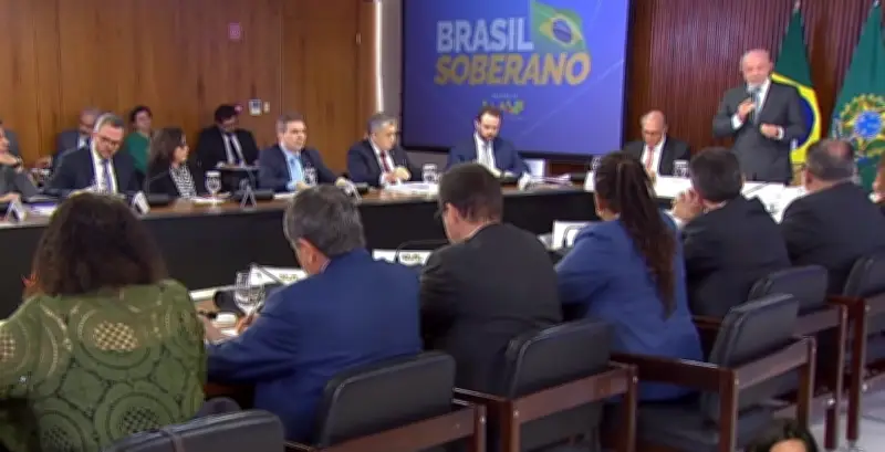 Lula critica tratamento dos EUA e defende soberania em reunião ministerial