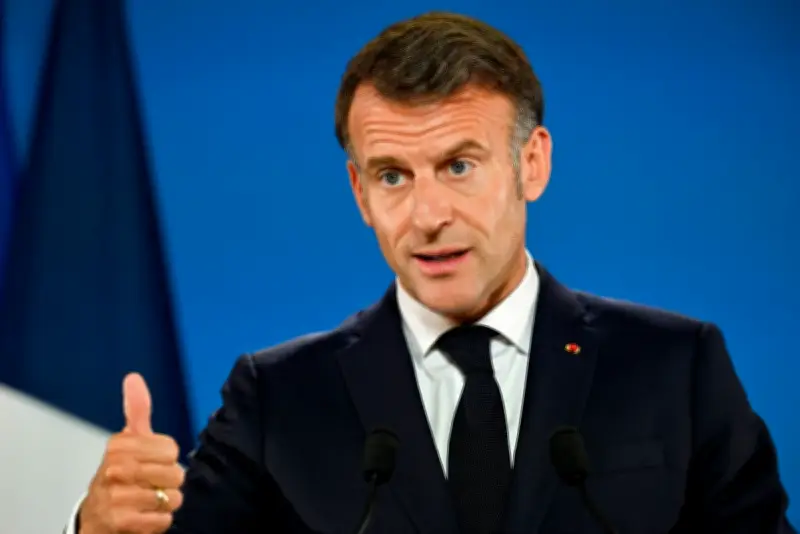 Macron critica centros de retorno para migrantes fora da UE