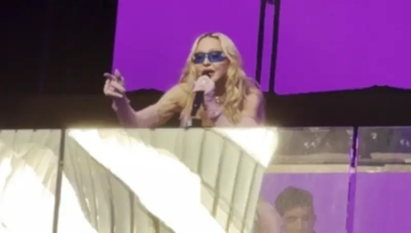 Madonna faz show surpresa na Times Square e emociona fãs em Nova York