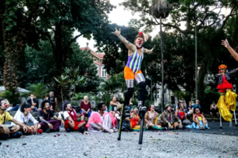 Mais de 20 palhaços do Brasil e América Latina se apresentam no Largo do Machado