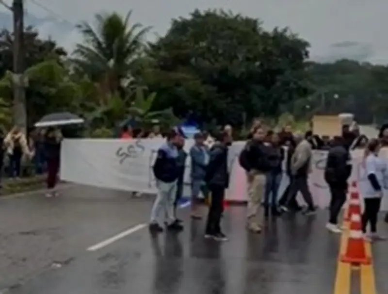 Manifestação contra fechamento de emergência interdita Rio-Santos em Angra