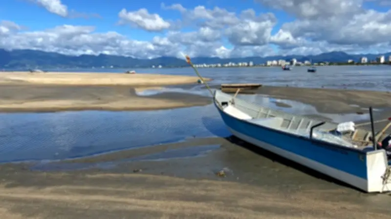 Mar recua e deixa barcos 'encalhados' em praia de Caraguatatuba