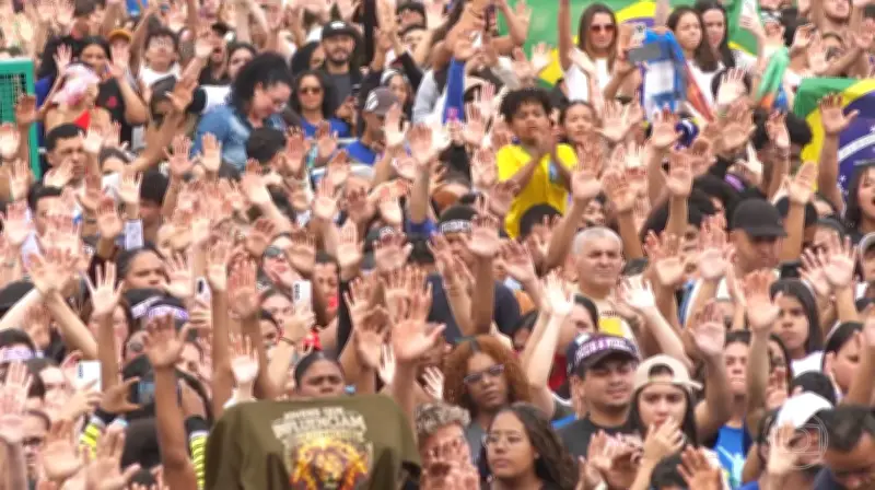 Marcha para Jesus bate recorde de caravanas e reúne multidão em SP