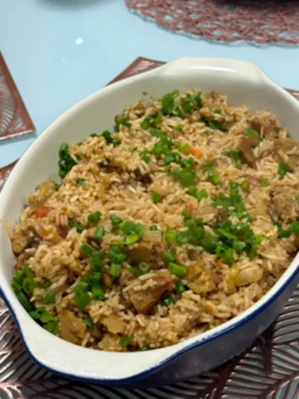 Maria Isabel vegana: receita tradicional cuiabana sem carne com seitan