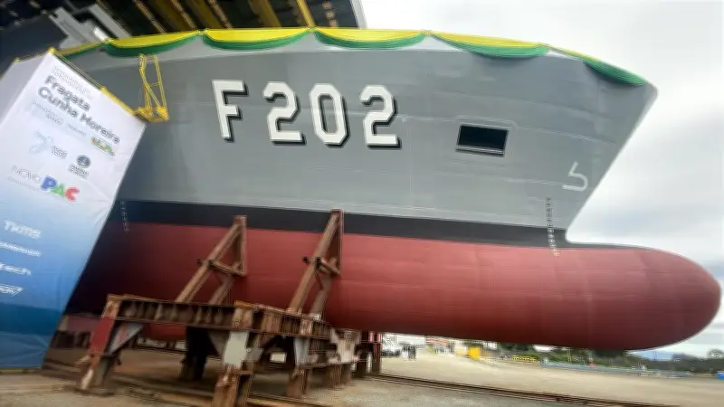 Marinha lança novo navio com radar de casco e sistema de mísseis