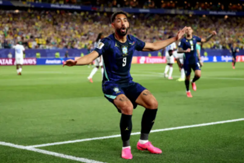Matheus Cunha quebra jejum de dois anos com dois gols pela seleção