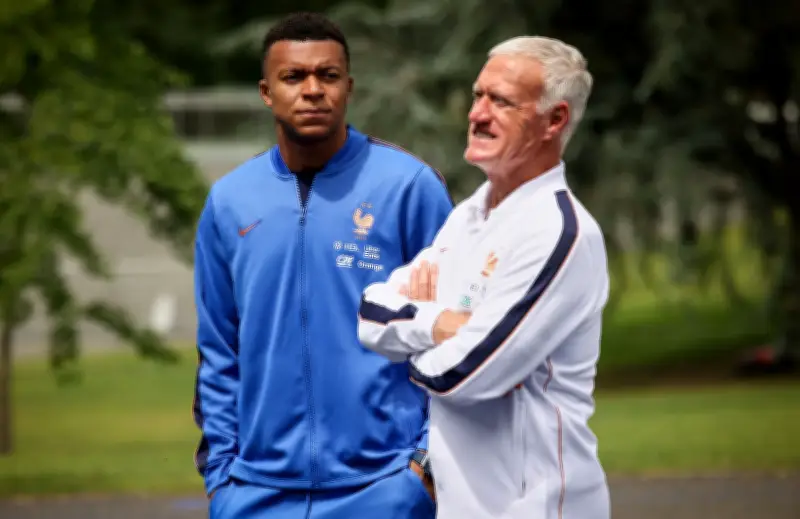 Mbappé e França homenageiam Deschamps após morte da mãe do técnico