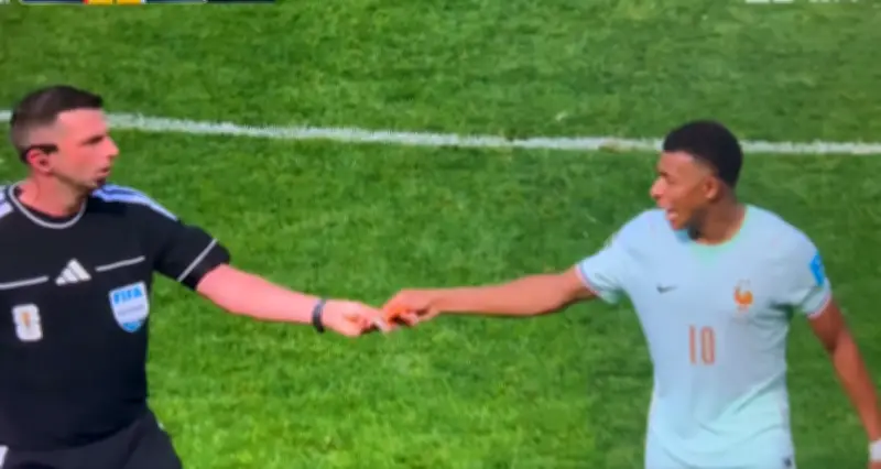 Mbappé entrega braçadeira para evitar cartão na Copa 2026
