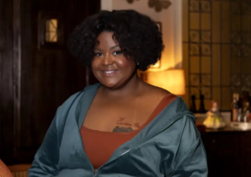 MC Carol surge como cunhada de Jeniffer Nascimento em 'Quem Ama Cuida'