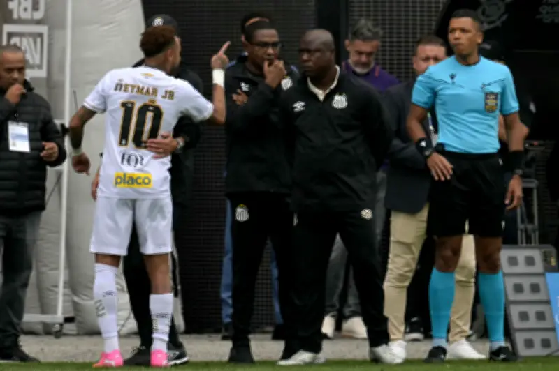 Médico da seleção confirma lesão grau 2 na panturrilha de Neymar e dá prazo de até três semanas