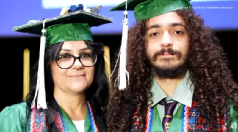 Mãe de oito filhos se forma ao lado do primogênito nos EUA