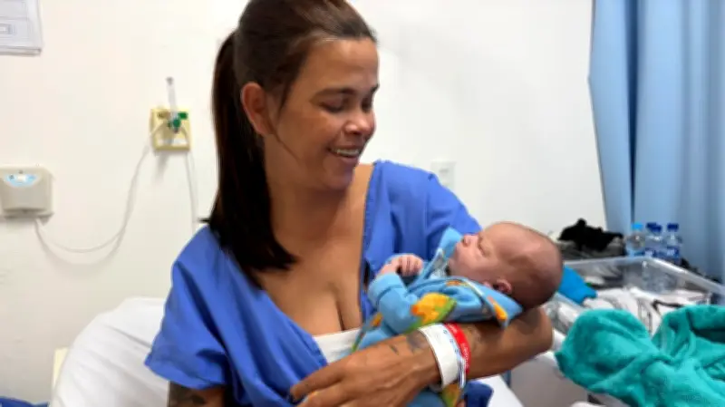 Mãe descobre gravidez no parto após confundir com pedra nos rins