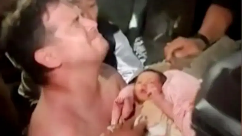 Mãe e bebê resgatados com vida 12 horas após terremoto na Venezuela