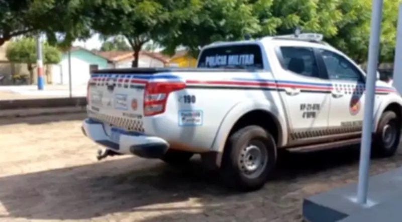 Mãe é presa após filha de 3 anos ser achada sozinha na madrugada