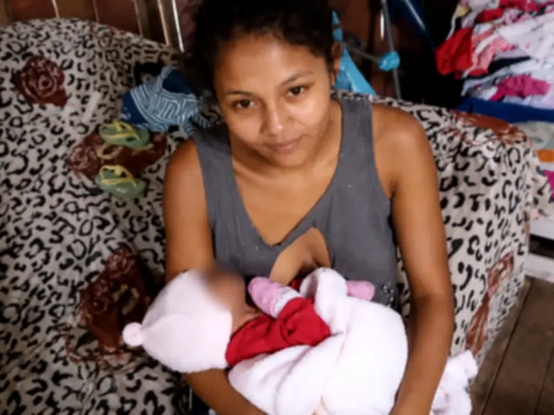 Mãe que deu à luz em calçada no Acre vive ao lado de lixão em casa precária