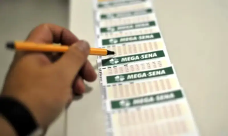 Mega-Sena sorteia R$ 6,3 milhões neste sábado; veja números 13, 39, 42, 44, 47 e 49