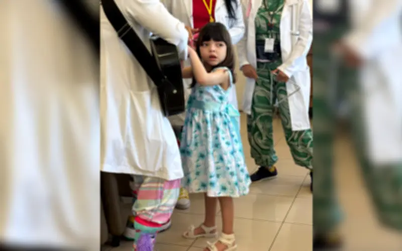 Menina que viveu 7 anos em hospital recebe alta e adaptação surpreende mãe