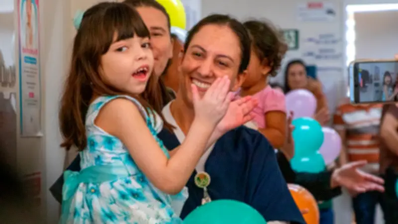 Menina que viveu 7 anos em hospital recebe alta em Rio Preto