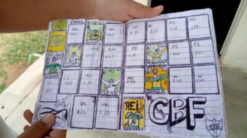 Menino de 11 anos cria álbum da Copa desenhado à mão e viraliza