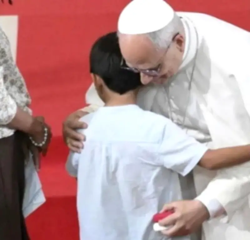 Menino de 6 anos questiona Papa Leão XIV sobre desigualdade e fé