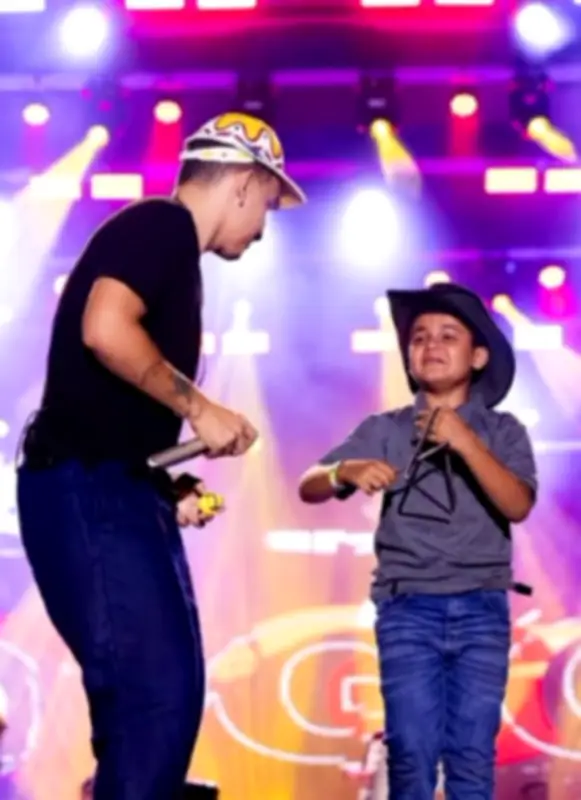 Menino de 9 anos realiza sonho ao tocar triângulo com João Gomes na Paraíba